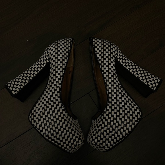 Black & white Heels - Picture 4 of 4